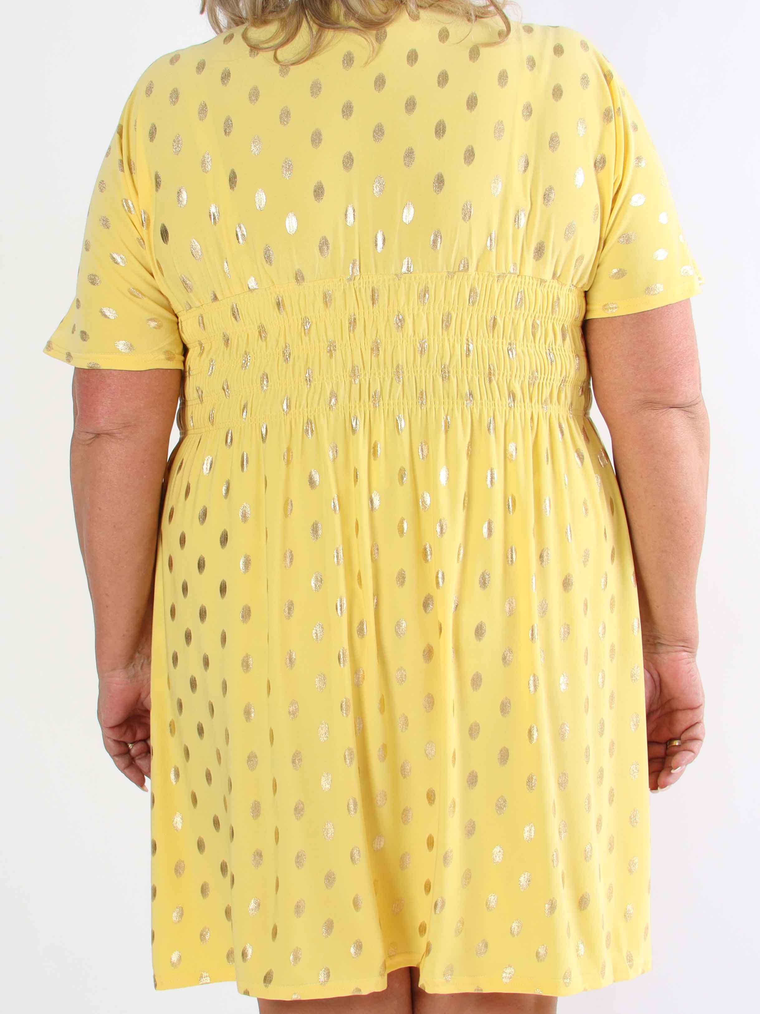 Pams Dot Short - Elastisk klänning i plus size med guldprickar